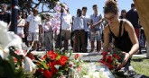 Diversas pessoas prestaram homenagens as vítimas do atentado em Nice na França. Foto: Reprodução.